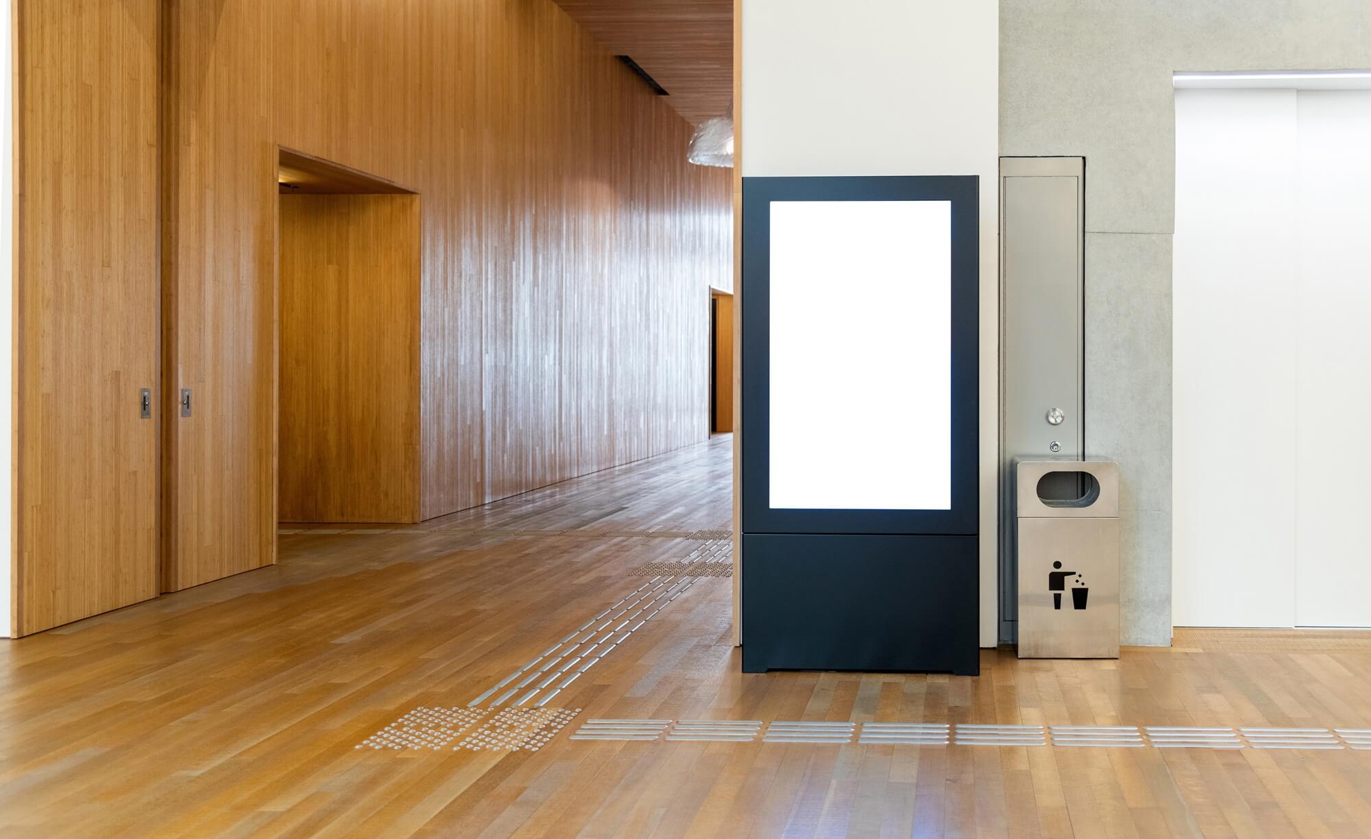 Ekspozytory reklamowe, które sprzedają – jak dobrać formę